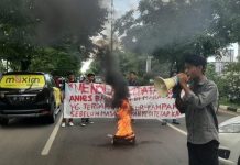 Aksi Mahasiswa Tolak Kedatangan Anies di Makassar, Psikologi Politik UNM: Terkesan Digerakkan Kelompok Kepentingan FOTO: Demo tolak kedatangan Anies Baswedan di Jalan Urip Sumiharjo, Kota Makassar. Selasa, 6 Desember 2022. (KEK)