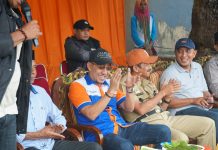 Kadisparpora Bulukumba Tutup Turnamen Sepakbola Tamaona Cup 4 FOTO: Kepala Dinas Pariwisata, Pemuda dan Olahraga (Kadisparpora) Daud Kahal menutup Turnamen Sepakbola Tamaona Cup 4 di lapangan Desa Tamaona, Kecamatan Kindang, Selasa, 6 Desember 2022.