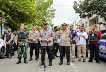 Kapolri Instruksikan Usut Tuntas Bom Bunuh Diri Polsek Astana Anyar FOTO: Kapolri Jenderal Listyo Sigit Prabowo meninjau langsung tempat kejadian perkara kejadian bom bunuh diri di Mapolsek Astana Anyar, Bandung, Jawa Barat.