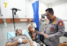 Jenguk Korban Bom Bunuh Diri Polsek Astana Anyar. Kapolri : Tetap Semangat Lindungi Masyarakat FOTO: Kapolri Jenderal Listyo Sigit Prabowo menjenguk masyarakat dan personel polri yang menjadi korban peristiwa bom bunuh diri Mapolsek Astana Anyar di Rumah Sakit Immanuel, Bandung, Jawa Barat, Rabu, 7 Desember 2022.