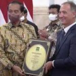 Pertengahan Agustus Terima Penghargaan Swasembada beras, Pemerintah Rencana Impor Beras FOTO: Presiden Jokowi menerima penghargaan dari Dirjen IRRI, di Istana Negara, Jakarta, Minggu (14/08/2022). Foto: BPMI Setpres