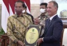 Pertengahan Agustus Terima Penghargaan Swasembada beras, Pemerintah Rencana Impor Beras FOTO: Presiden Jokowi menerima penghargaan dari Dirjen IRRI, di Istana Negara, Jakarta, Minggu (14/08/2022). Foto: BPMI Setpres