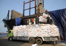 Soal Impor Beras, Mendag Sebut 500 Ribu Ton FOTO: Pekerja melakukan bongkar muat karung berisi beras impor asal Vietnam di Pelabuhan Tanjung Priok, Jakarta, Kamis (12/11/2015) lalu. (Republika/Agung Supriyanto)