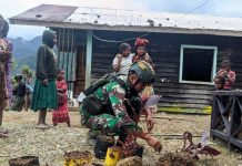 Sambut Natal Dengan Keindahan!! Prajurit Kostrad Sulap Taman Gereja Bersama Warga Pegunungan FOTO: Satgas Yonif Raider 321/GT/13/1 Kostrad, melaksanakan Karya Bhakti membantu renovasi taman Gereja Dal, Distrik Dal, Kabupaten Nduga, Papua.