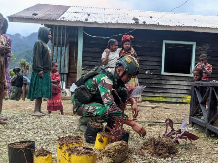 FOTO: Satgas Yonif Raider 321/GT/13/1 Kostrad, melaksanakan Karya Bhakti membantu renovasi taman Gereja Dal, Distrik Dal, Kabupaten Nduga, Papua.