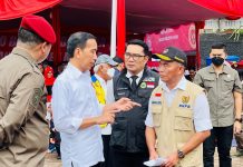 Kunjungi Cianjur, Presiden akan Serahkan Bantuan Stimulan Rumah Korban Gempa FOTO: Presiden Jokowi didampingi Menteri Koordinator Bidang Pembangunan Manusia dan Kebudayaan Muhadjir Effendy, Wakil Kepala Staf TNI Angkatan Darat Letjen TNI Agus Subiyanto, Gubernur Jawa Barat Ridwan Kamil, di posko bencana gempa bumi BIN di Desa Cijedil, Kecamatan Cugenang, Kabupaten Cianjur, Provinsi Jawa Barat, pada Kamis (08/12/2022). (Foto: BPMI Setpres/Laily Rachev)