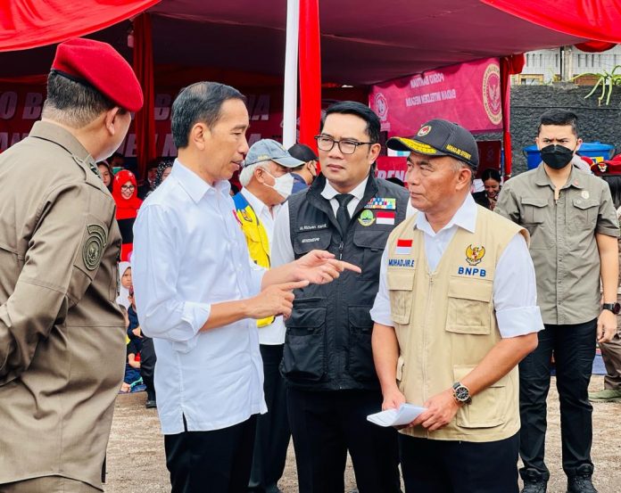 FOTO: Presiden Jokowi didampingi Menteri Koordinator Bidang Pembangunan Manusia dan Kebudayaan Muhadjir Effendy, Wakil Kepala Staf TNI Angkatan Darat Letjen TNI Agus Subiyanto, Gubernur Jawa Barat Ridwan Kamil, di posko bencana gempa bumi BIN di Desa Cijedil, Kecamatan Cugenang, Kabupaten Cianjur, Provinsi Jawa Barat, pada Kamis (08/12/2022). (Foto: BPMI Setpres/Laily Rachev)