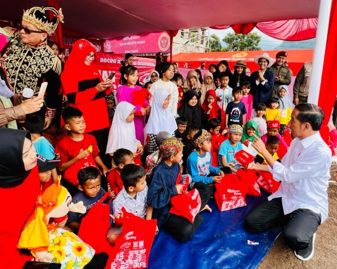 FOTO: Presiden Jokowi berbincang dengan para korban bencana gempa bumi di posko BIN, Desa Cijedil, Kecamatan Cugenang, Kabupaten Cianjur, Provinsi Jawa Barat, pada Kamis (08/12/2022). (Foto: BPMI Setpres/Laily Rachev)