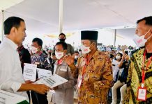 Presiden Serahkan Bantuan Stimulan Rumah Korban Gempa Cianjur FOTO: Presiden Jokowi menyerahkan langsung bantuan stimulan untuk perbaikan rumah warga terdampak gempa bumi Cianjur di Lapangan Tembak Tapal Kuda Yonif Raider 300, Kecamatan Karangtengah, Kabupaten Cianjur, Provinsi Jawa Barat, Kamis (08/12/2022). (Foto: BPMI Setpres/Laily Rachev)