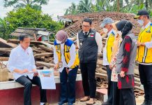 Tinjau SDN Sukamaju 1, Presiden Instruksikan Pembangunan Selesai dalam Tiga Bulan FOTO: Presiden Jokowi memberikan instruksi saat meninjau SDN Sukamaju 1 di Desa Benjot, Kecamatan Cugenang, pada Kamis (08/12/2022). (Foto: BPMI Setpres/Laily Rachev)