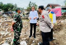 Presiden Berikan Arahan ke Pangdam dan Kapolda: Gerakkan TNI-Polri Bantu Bersihkan Puing FOTO: Presiden Jokowi bersama Pangdam III/Siliwangi Mayjen TNI Kunto Arief Wibowo, Kapolda Jawa Barat Irjen Pol. Suntana, dan Menteri PUPR Basuki Hadimuljono. (Foto: BPMI Setpres/Laily Rachev)