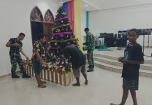 Natal Telah Tiba! Prajurit Bima Sakti Bersama Masyarakat Mempersiapkan Natal Di Gereja Arso Kota FOTO: Satgas Pamtas Yonif 132/BS bersama masyarakat menyiapkan perayaan natal dan tahun baru Di Gereja Jemaat Karmel di Desa Arso Kota, Distrik.Arso Kab.Keerom, Prov.Papua, pada hari Rabu (07/12).