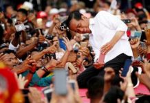 Survei LSJ: Pendukung Jokowi Hijrah ke Prabowo FOTO: Capres nomor urut 01 Joko Widodo (tengah) melayani permintaan swafoto dengan warga saat menghadiri Kampanye Terbuka di Ciceri, Serang, Banten, Minggu (24/3/2019). - REUTERS/Willy Kurniawan