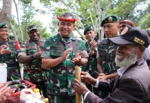 Tak Gentar!!! Jenderal Bintang Tiga Masuk Daerah Rawan di Papua Pegunungan FOTO: Panglima Kostrad Letjen TNI Maruli Simanjuntak, M. Sc beserta rombongan tiba di Bandara Wamena pada pukul 10.33 WIT disambut oleh Wadansatgas Yonif Raider 321/GT/13/1 Kostrad Mayor Inf Abdurahman Panji Prawira.