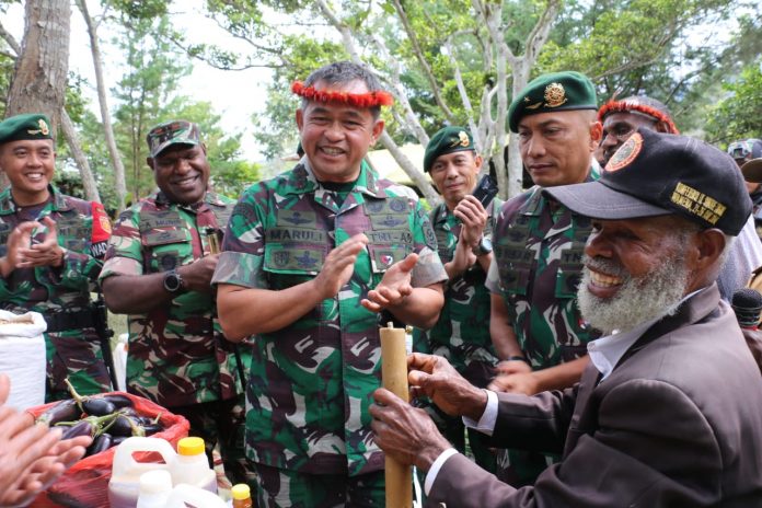 FOTO: Panglima Kostrad Letjen TNI Maruli Simanjuntak, M. Sc beserta rombongan tiba di Bandara Wamena pada pukul 10.33 WIT disambut oleh Wadansatgas Yonif Raider 321/GT/13/1 Kostrad Mayor Inf Abdurahman Panji Prawira.