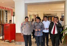 Kapolda Sulsel Raih Pin Emas dari Menteri ATR/ BPN RI Terkait Penanganan Kejahatan Pertanahan FOTO: Menteri ATR/ BPN RI, Marsekal TNi Purn Hadi Tjahjanto, Wakil Ketua KPK Dr. Nurul Ghufron, S.H., M.H., Kakorbinmas Polri Irjen Pol Harry Sudwijanto, S.I.K., M.Si. Dir TP Kamnegtibum dan TPUL, Yudi Handono., Wadir Tipidum Bareskrim Polri, Direktur Ekonomi Baintelkam Polri. da Para peserta Sosialisasi.