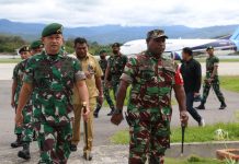 Dandim 1702/JWY Sambut Kunjungan Kerja Pangkostrad FOTO: Dandim 1702/JWY menyambut Panglima Komando Strategi Angkatan Darat (Pangkostrad) Letjen TNI Maruli Simanjuntak dalam rangka kunjungan kerja Dalwas Ops Satgas di Kab. Jayawijaya, Selasa (06/12/2022).