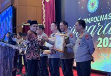 Kapolda Sulsel Terima Penghargaan Kompolnas Award 2022 FOTO: Kapolda Sulsel Irjen Pol Drs. Nana Sudjana AS, M.M Menerima 2 Penghargaan Kompolnas Award dengan Kategori 10 Nominasi Terbaik Tingkat Polda dan Kategori 5 Nominasi Terbaik Tingkat Polsek dan salah satu Polsek terbaik yaitu Polsek Uluere Polres Bantaeng Polda Sulsel.