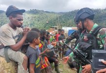 Danrem 172/PWY: Masyarakat Kembali Ke Yigi Kian Bertambah FOTO: Satgas Satuan Organik Yonif Raider 321/GT berbaur dengan masyarakat di Distrik Yigi, Kab. Nduga, Papua Pegunungan,