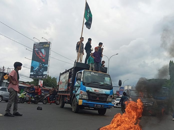FOTO: Komisariat HMI Universitas Bosowa saat menggelar aksi di Jalan Urip Sumohardjo kota Makassar dalam peringati Hari Anti Korupsi Sedunia. Jumat (9/12)
