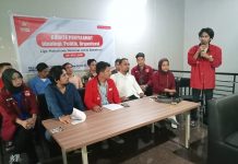 Bentuk Komite Penyelamat, 13 Pengurus Wilayah Boikot Kongres IX LMND di Makassar FOTO: Samsudin Saman Wakil Ketua Umum Liga Mahasiswa Nasional untuk Demokrasi (LMND) bersama pengurus wilayah saat menggelar konfrensi pers di Makassar. Jumat (9/12)