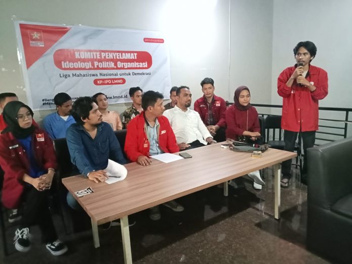 FOTO: Samsudin Saman Wakil Ketua Umum Liga Mahasiswa Nasional untuk Demokrasi (LMND) bersama pengurus wilayah saat menggelar konfrensi pers di Makassar. Jumat (9/12)