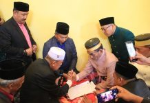 Bupati dan Ketua DPRD Jadi Saksi Pernikahan Legislator Nasdem Bulukumba FOTO: Bupati Bulukumba, Andi Muchtar Ali Yusuf dan Ketua DPRD Bulukumba, H Rijal, menjadi saksi di hari pernikahan legislator asal Partai Nasdem, H. Syarifuddin di Desa Bontobangun Kecamatan Rilau Ale, Kamis, 8 Desember 2022.