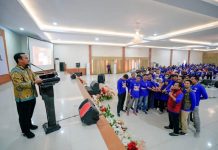 Gubernur ANDALAN di Daulat Menjadi Bapak PKH Sulawesi Selatan FOTO: Gubernur Andi Sudirman Sulaiman di daulat menjadi Bapak PKH oleh para pendamping PKH dalam kegiatan Jambore dan Award PKH Andalan se-sulawesi Selatan, di Balai kartini, kabupaten bantaeng, Rabu (07/12/2022).