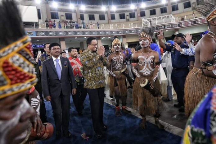 FOTO: Anies Baswedan dan Jhony G Plate saat menghadiri Natal bersama di Jayapura.