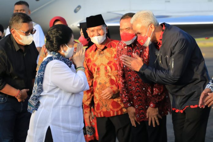 FOTO: Ketua Umum PDIP Megawati Soekarno Putri saat dijemput Gubernur Jawa Tengah.