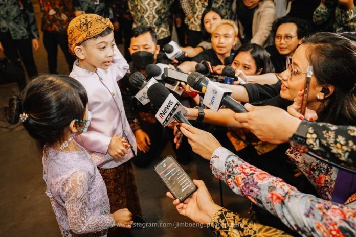 FOTO: Jan Ethes Srinarendra dan Sedah Mirah Nasution saat ditemui awak media. Sabtu (10/12)