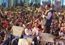 Di Makassar, Anies: Relawan tidak Dibayar Bukan Karena Tak Bernilai, Tetapi Karena Tak Ternilai FOTO: Anies Baswedan saat bertemu dengan ribuan relawannya Celebes Convension Centre di kawasan Tanjung Bunga, Tamalate, Kota Makassar. Sabtu (10/12) malam.