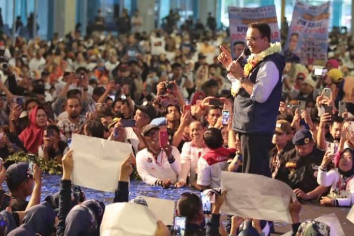 FOTO: Anies Baswedan saat bertemu dengan ribuan relawannya Celebes Convension Centre di kawasan Tanjung Bunga, Tamalate, Kota Makassar. Sabtu (10/12) malam.