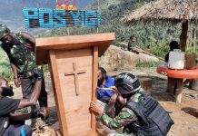 Toleransi Antar Umat Beragama, Prajurit Kostrad Buatkan Mimbar Untuk Gereja FOTO: Satgas Yonif Raider 321/GT/13/1 Kostrad Pos Yigi buatkan mimbar yang akan digunakan untuk melengkapi sarana prasarana ibadah di Gereja Karunggame yang bertempat di Distrik Yigi, Kabupaten Nduga, Papua.