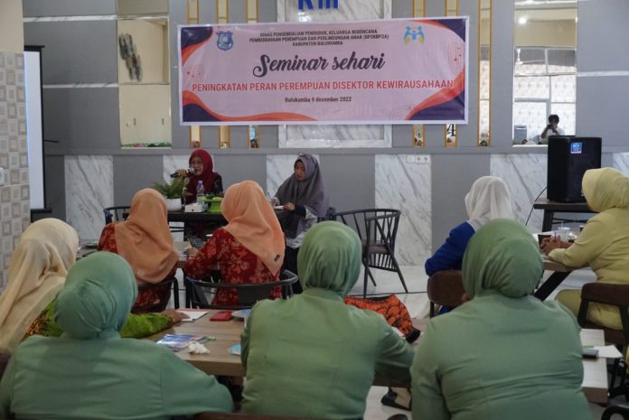 FOTO: Pemkab Bulukumba melalui Dinas Pengendalian Penduduk, Keluarga Berencana, Pemberdayaan Perempuan dan Perlindungan Anak (DP2KBP3A) menggelar seminar sehari bersama lintas organisasi perempuan.