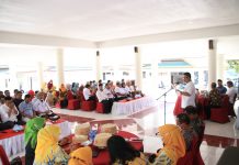 Terima Tim Verifikasi Kabupaten Sehat, Bupati Andi Utta: Hidup Bersih Dimulai di Lingkungan Keluarga Bupati Bulukumba Andi Muchtar Ali Yusuf menerima kunjungan tim verifikasi Kabupaten/Kota Sehat tingkat Provinsi Sulawesi Selatan di Pendopo Rumah Jabatan Bupati, Jumat, 9 Desember 2022.