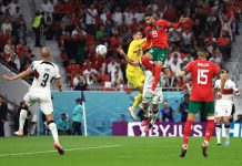 Gol Nesyri Antar Maroko Ke Semifinal FOTO: Youssef En Nesyri unggul duel udara saat Moroko bertemu Portugal di Delapan Besar. Sabtu (10/12) malam.