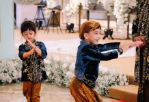 Cucu Presiden, Jan Ethes Sukses Jadi Media Darling Jagat Indonesia FOTO: Dua cucu Presiden Jokowi, Jan Ethes Srinarendra dan Sedah Mirah Nasution saat menghibur para tamu diacara akad nikah Kaesang Pangarep dan Erina Gudono berlangsung di Pendopo Agung Hotel Ambarukmo.