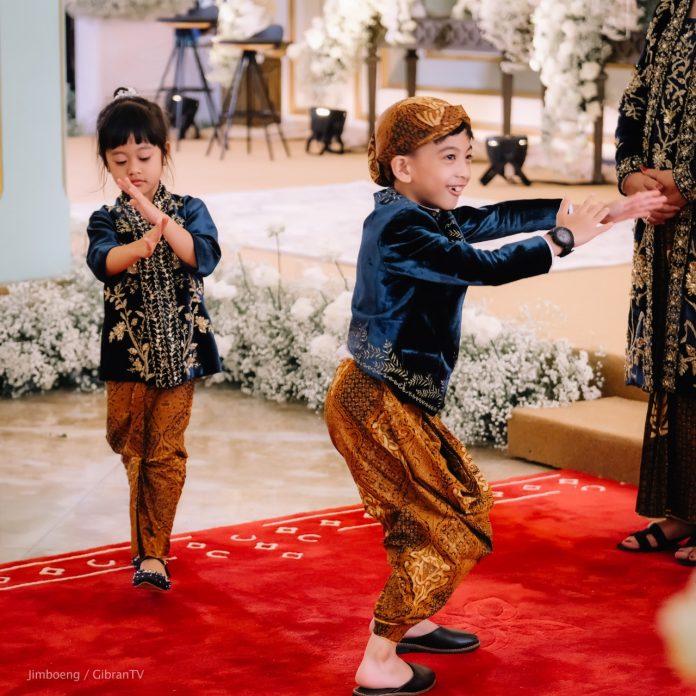 FOTO: Dua cucu Presiden Jokowi, Jan Ethes Srinarendra dan Sedah Mirah Nasution saat menghibur para tamu diacara akad nikah Kaesang Pangarep dan Erina Gudono berlangsung di Pendopo Agung Hotel Ambarukmo.