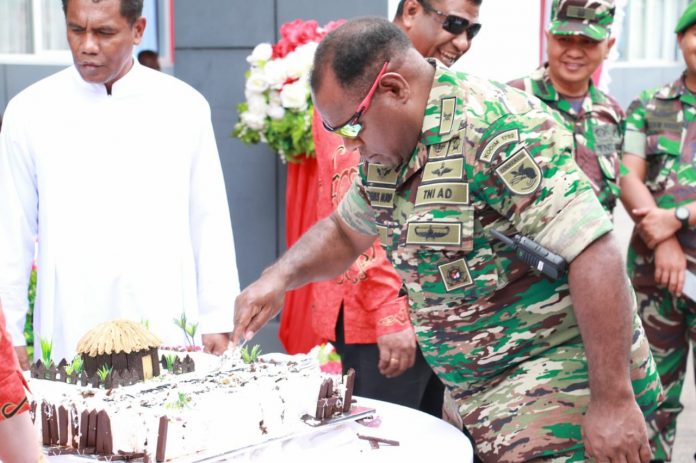 FOTO: Dandim 1702/JWY Letkol Cpn Athenius, S.H.,M.H menghadiri Ibadah syukur dalam rangka HUT Kota Wamena yang ke-66 bertempat di halaman kantor Otonom Kab. Jayawijaya, Papua Pegunungan, Sabtu (10/12/2022).