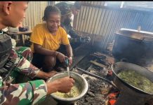 Prajurit Kostrad Berikan Bantuan Kepada Korban Bencana Longsor di Pedalaman Papua FOTO: Satgas Yonif Raider 321/GT/13/1 Kostrad memberikan bantuan dan mengecek kesehatan korban longsor bertempat di Desa Silan, Distrik Dal, Kabupaten Nduga, Papua.
