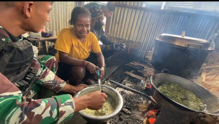 FOTO: Satgas Yonif Raider 321/GT/13/1 Kostrad memberikan bantuan dan mengecek kesehatan korban longsor bertempat di Desa Silan, Distrik Dal, Kabupaten Nduga, Papua.