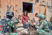 Prajurit Kostrad Berikan Bantuan Kepada Korban Bencana Longsor di Pedalaman Papua FOTO: Satgas Yonif Raider 321/GT/13/1 Kostrad memberikan bantuan dan mengecek kesehatan korban longsor bertempat di Desa Silan, Distrik Dal, Kabupaten Nduga, Papua.