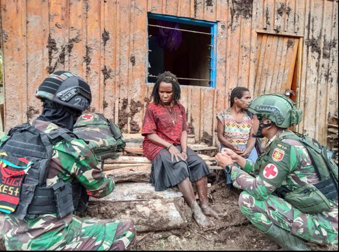 FOTO: Satgas Yonif Raider 321/GT/13/1 Kostrad memberikan bantuan dan mengecek kesehatan korban longsor bertempat di Desa Silan, Distrik Dal, Kabupaten Nduga, Papua.