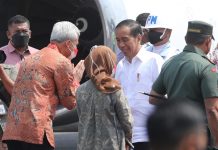 Usai Pernikahan Kaesang, Ganjar Antar Presiden Jokowi Kembali Ke Jakarta FOTO: Gubernur Jawa Tengah Ganjar Pranowo saat mengantar Presiden Joko Widodo di Semarang kembali ke Jakarta. Senin (12/12)