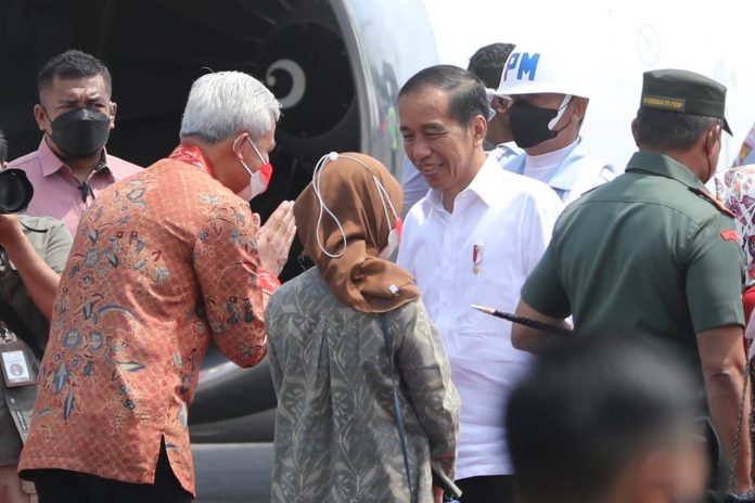 FOTO: Gubernur Jawa Tengah Ganjar Pranowo saat mengantar Presiden Joko Widodo di Semarang kembali ke Jakarta. Senin (12/12)