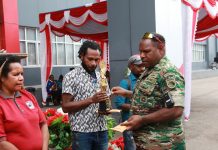 Group Musik Naiwa Raih Juara Festival Musik Akustik Kodim 1702/Jayawijaya FOTO: Letkol Cpn Athenius Murip, S.H.,M.H DANDIM 1702/Jayawijaya saat menyerahkan hadiah ke peserta lomba