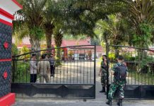 Perampok Sekap Walikota Blitar Beserta Istri di Rujab FOTO: Gerbang Rumdin Walikota Blitar di Jl. Sudanco Supriadi, Kota Blitar dijaga ketat anggota Polres Blitar Kota, pasca perampokan yang terjadi Senin (12/12/2022) Net.