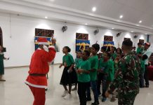 Santa Claus Datang! Prajurit Bima Sakti dan Jemaat Gereja Karmel Rayakan Natal Bersama FOTO: Prajurit Satgas Pamtas Yonif 132/BS bersama jemaat Gereja Karmel rayakan natal bersama di Kp.Arso Kota, Distrik Arso, Kab.Keerom, Prov.Papua, pada hari Minggu (11/12).