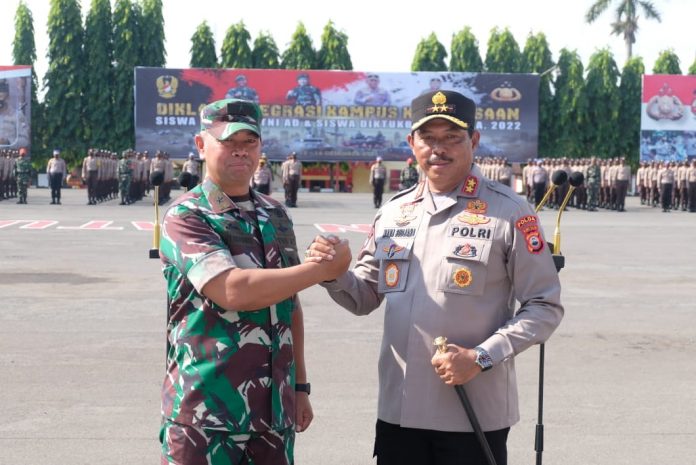 FOTO: Kapolda Sulsel Irjen Pol Drs. Nana Sudjana AS, M.M., bersama Kasdam XIV Hasanuddin Brigjen TNI Dany Budiyanto, membuka secara langsung Pendidikan Dan Pelatihan Integrasi TNI - Polri 2022 di SPN Batua Polda Sulsel, Senin (12/12/2022).